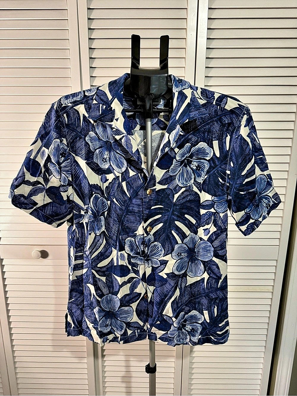 Tommy Bahama Floral Short Sleeve Shirt in Blue & White Size Small